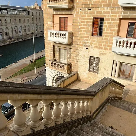 Pied A Terre Apartment